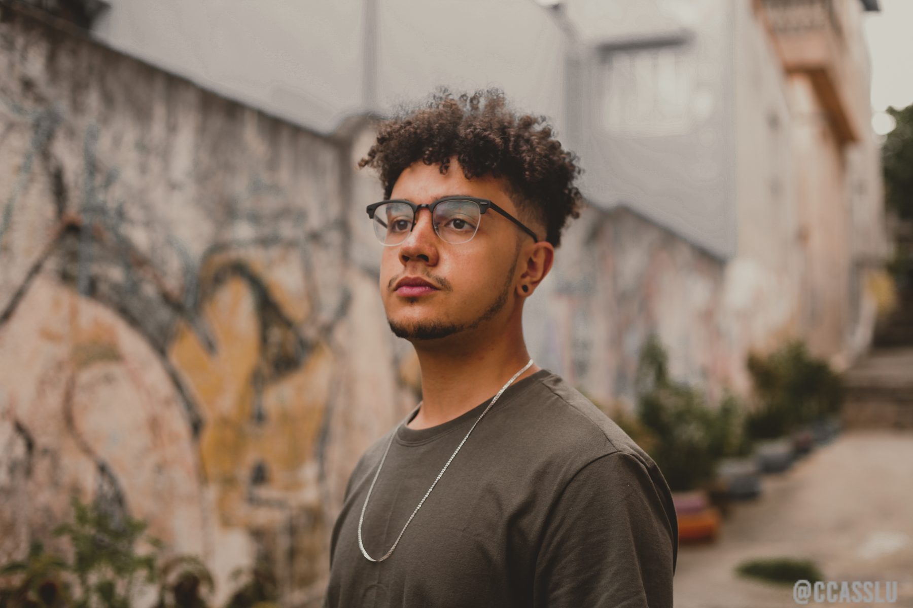 Alexandre Ribeiro in an alley in Diadema.